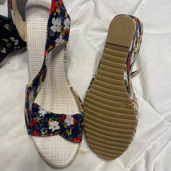 Platform floral sandals - Picture 2 of 4